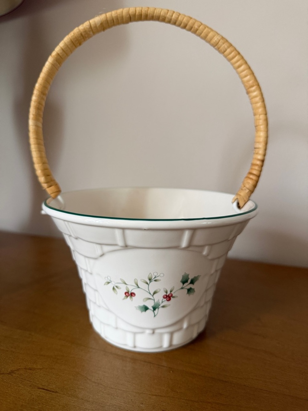Vintage 1994 Pfaltzgraff Winterberry Basketweave Basket.